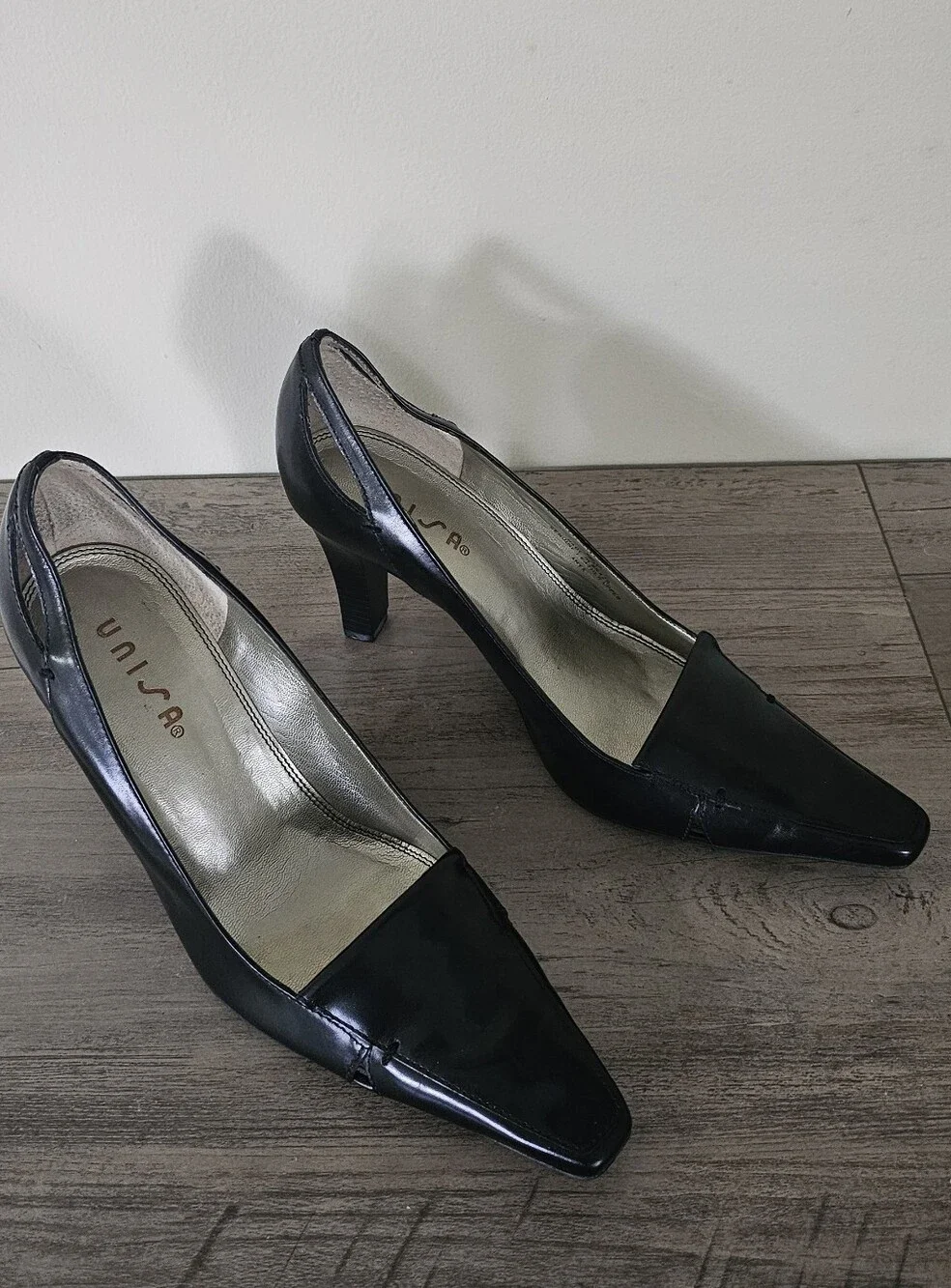 UNISA Black Leather Pointed Toe Mid Heel Pumps 9 1/2